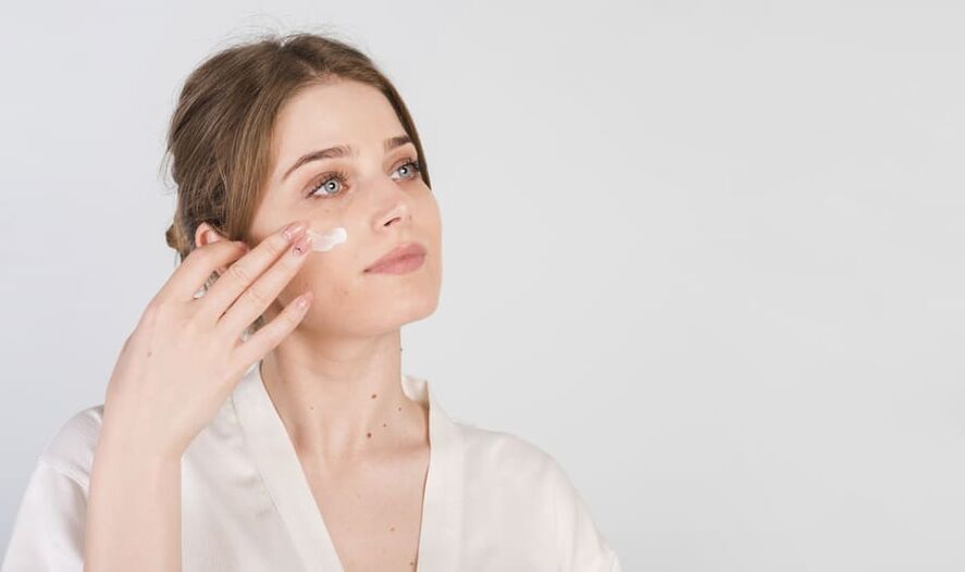 The procedure for applying cream to the skin of the face
